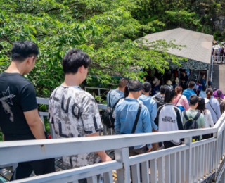 “五一”假期，武隆旅游接待游客121.33万人次，位列重庆周边景区首位