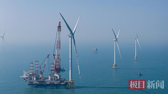 全球首台20兆瓦海上风电机组完成吊装