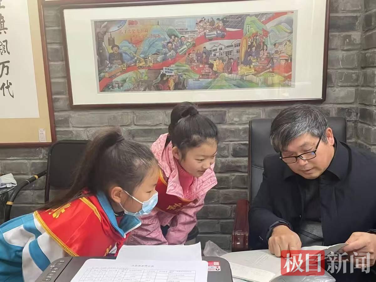 “拐杖馆长”方文忠荣登“中国好人榜”