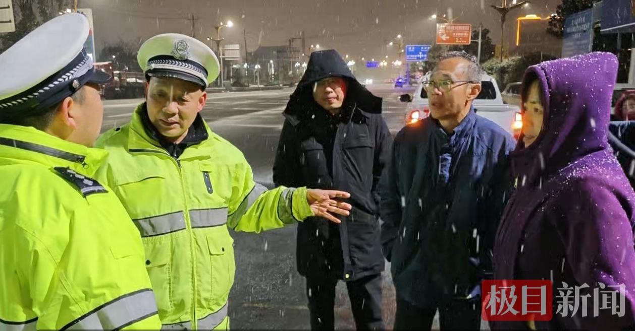 风雪阻归途，警灯引亲情，十堰高警雪夜护送病危老人亲属急归