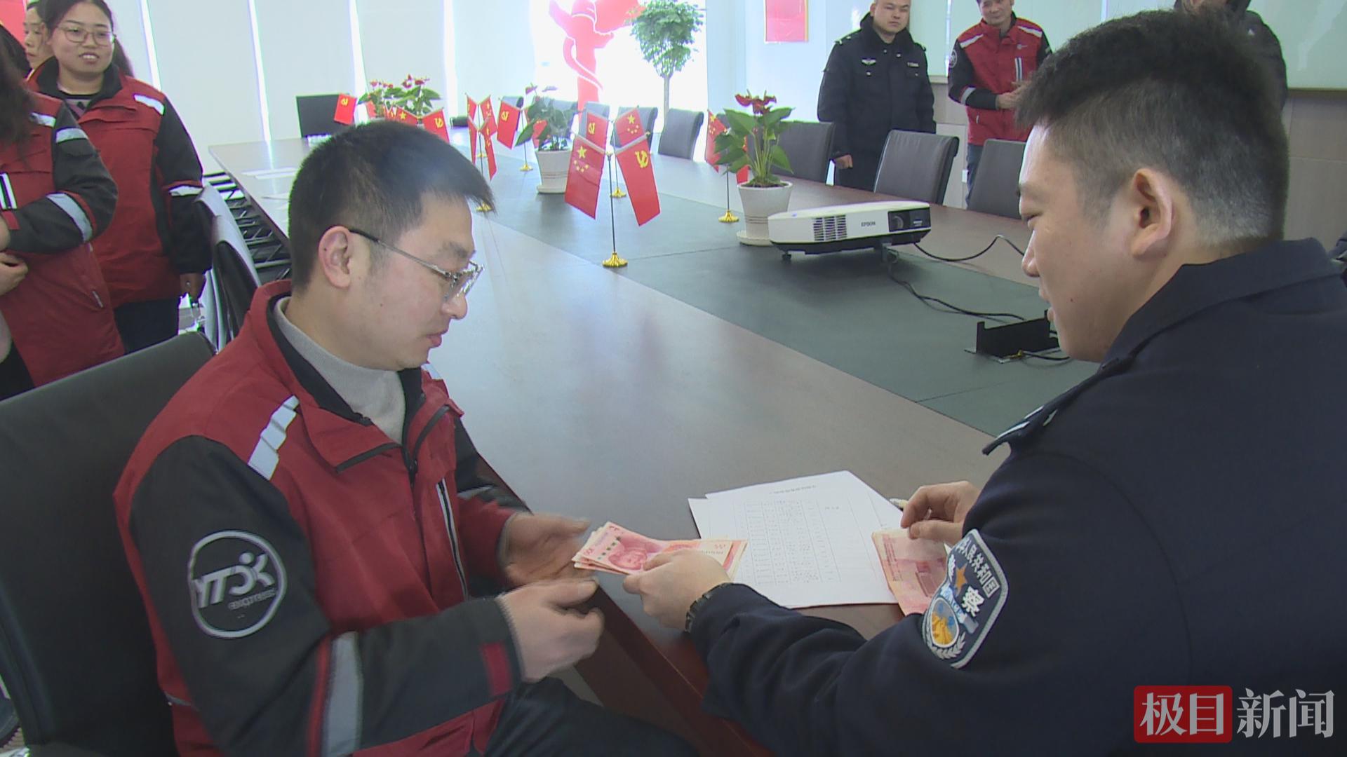 男子深夜连划31辆车泄愤，警方快速破案将2.6万赔偿款发还31名车主