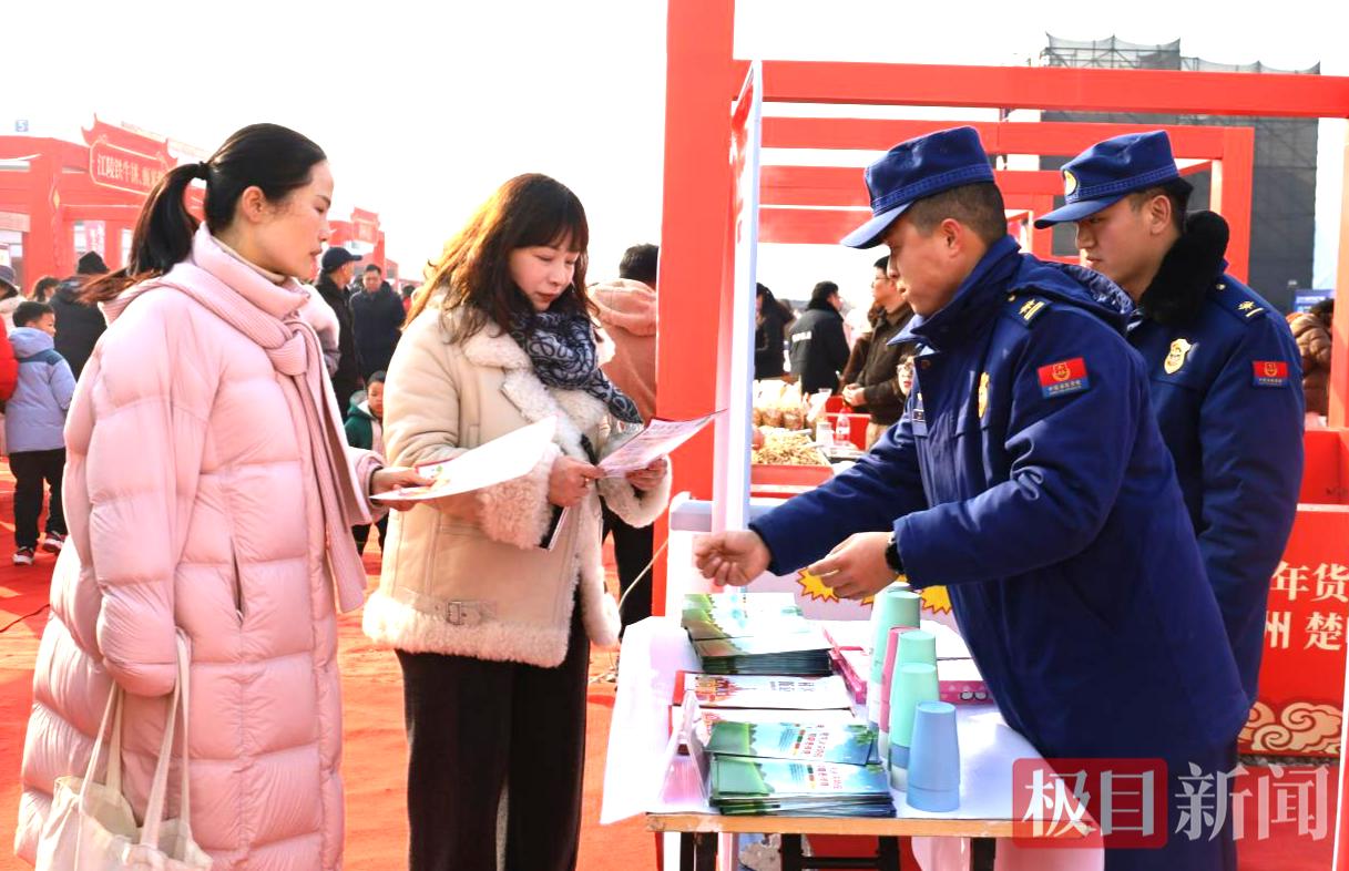打年货现场，湖北荆州消防守护重点场所消防安全