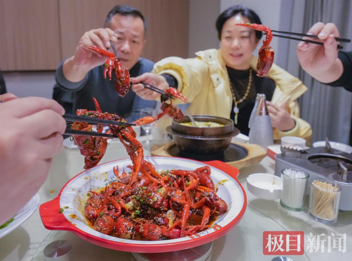 团年宴硬菜上新！潜江龙虾将亮相武汉社区年货节，现场免费炫虾