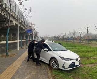 “四线一口”环境综合治理持续发力，径河街道整治绿化带停车乱象