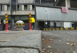 佛山一女子路过小区，遭“天降道闸”砸脸倒地，涉事物业回应