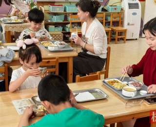 “两代表一委员”走进校园食堂，护航师生“舌尖上的安全”