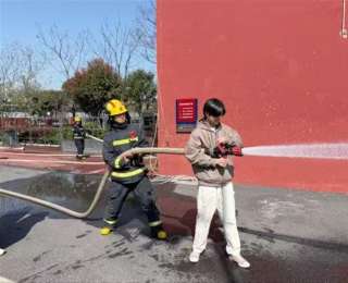 实地参观、互动体验！武汉滨湖社区开展“致敬火焰蓝”消防实践课