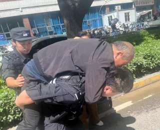 800米疾行！武汉三名特警背起患病老人狂奔送医