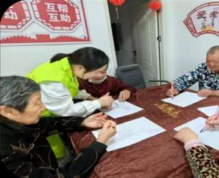 这个老年服务站开展绘画活动，让老年人绘笔传情