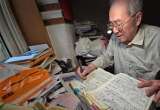 右眼失明、“脸贴纸”写作，80岁的他完成数十万字手稿