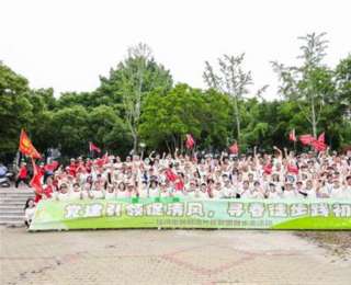 武汉东西湖区：居民健步走玩出新花样，拔河、拍照嗨翻公园