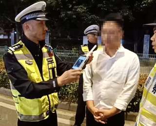 车辆冲岗逃窜撞墙爆胎，醉酒驾驶员当场被抓