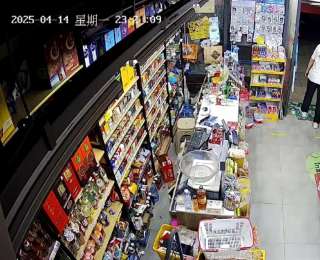 已落网！两名男青年深夜嘴馋偷槟榔，一人引开老板，另一人下手
