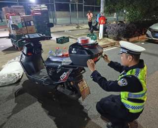 小反光条贴出大安全！武汉江夏交警“亮尾行动”护平安