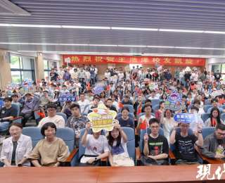 “欢迎回家！学姐，我们也想‘上天’！”东南大学学子迎接王浩泽凯旋