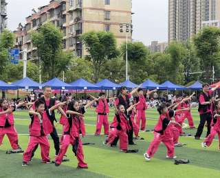 小学啦啦操比赛，爸爸也上台助阵，有人训练中瘦了10余斤