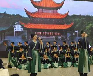 以文化人、以歌育人，初中举办“唱红歌诵经典”活动