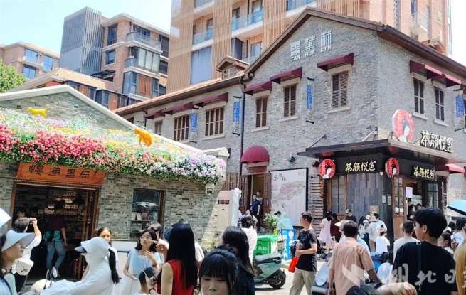 武汉昙华林古风潮玩市集点燃烟火气