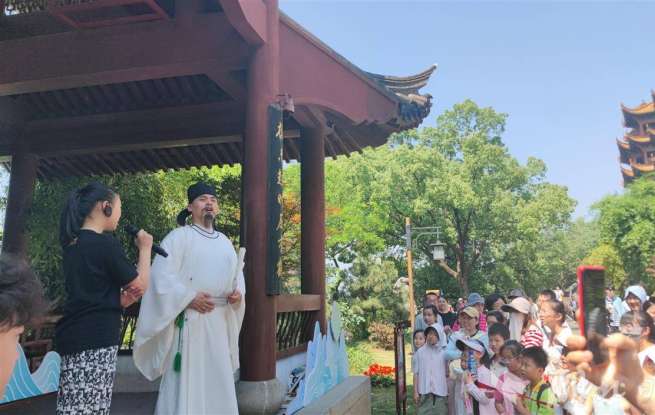 “五一”黄鹤楼前—— “李白”与游客斗诗
