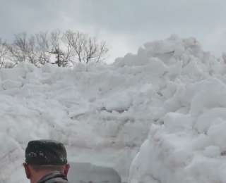 五一来了这个景区还在下雪，黑龙江一景区积雪最深达5米