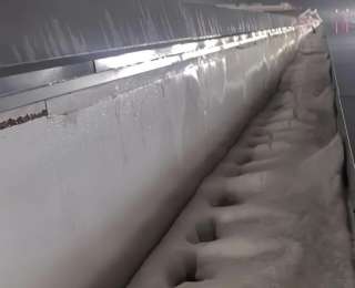 西安机场就T5航站楼漏水致歉：排水系统被冰雹堵塞，雨水翻过排水槽渗进楼内