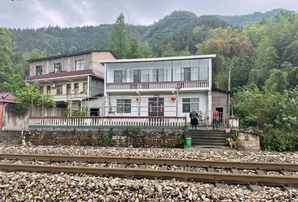 “15岁女孩殒命铁轨，此前已有17人被撞身亡”，官方回应：基本属实，将陆续安装防护栅栏