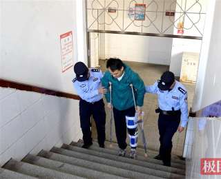 骨折考生坚强赴考，湖北襄阳保康民警暖心护送！