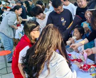 高校教师摆夜市摊？草药香味竟让荆州市民欲罢不能