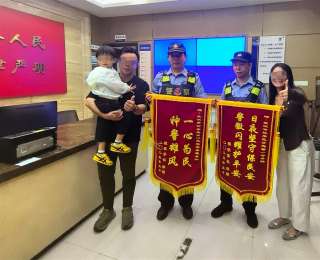 民警抱着3岁男孩找家，小区保安：“是我们小区的孩子！”