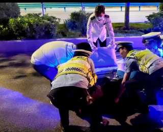 男子夜骑意外摔倒骨折，蔡甸交警暖心救助