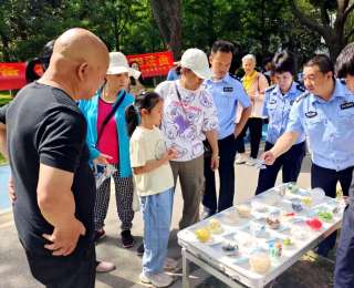 既能学到知识，还能拿奖品！派出所民警进公园“摆摊”