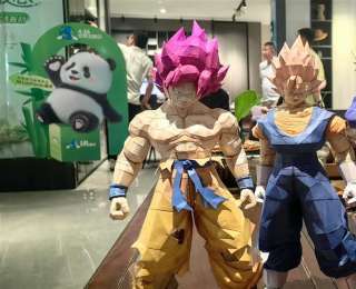 鄂州小伙热爱纸质模型15年，将200个动漫人物做进跨境电商展台