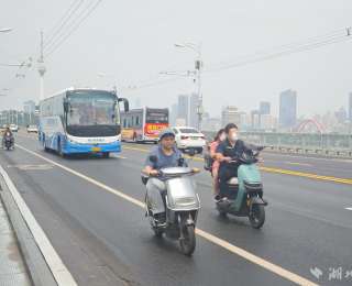 电动车频频抢道，长江大桥能否加设护栏？武汉交警回应