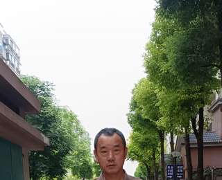 独居老人家中摔倒，邻居父子出手帮大忙