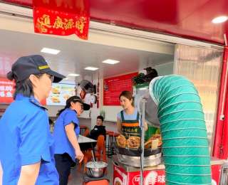 早点和烧烤摊装上“象鼻子”，油烟“消失”不扰民