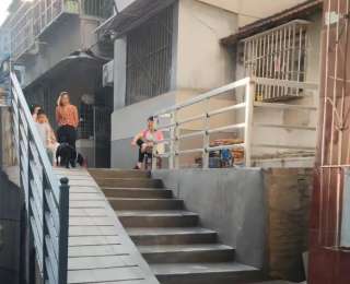老旧坡道上新，居民不再担心“打滑”