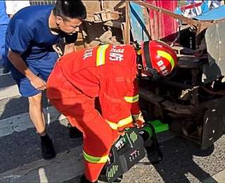 两车相撞三轮车驾驶员被困，武汉消防紧急营救