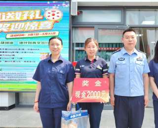 加能站里有人泼汽油、掏火机 危急时刻，警民协作成功化解险情