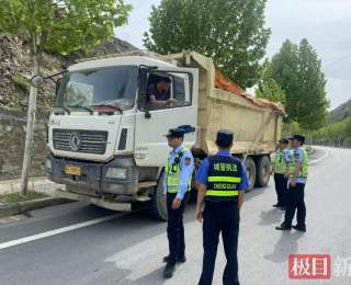 郧西城管与运管联合执法，规范渣土运输秩序