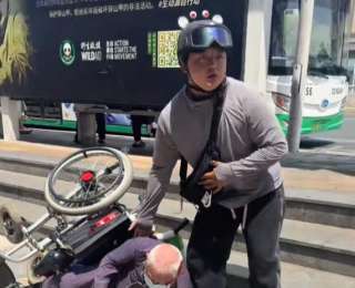 轮椅老人不慎摔倒，外面小哥送餐途中出手相助
