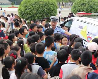 湖北随州公安交警进校园宣讲，守护师生出行安全
