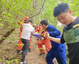湖北黄梅消防紧急救援，为骨折男子开辟安全通道