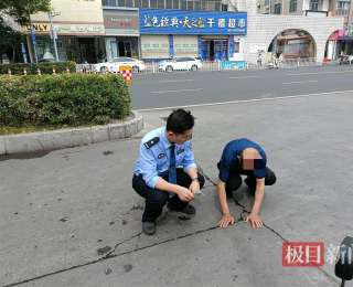暖心！民警在宣传途中紧急救助摔跤老人