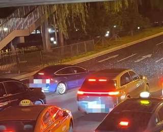 车辆为躲冰雹停在天桥下致拥堵，北京交警:后面车主可提供证据举报