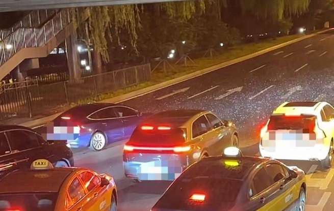 车辆为躲冰雹停在天桥下致拥堵，北京交警:后面车主可提供证据举报