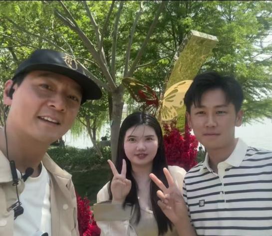 网友领结婚证偶遇吴彦祖，自称摄影师还要求拍照！新人激动到语无伦次：他本人超帅，还送我们礼物