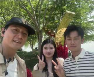 网友领结婚证偶遇吴彦祖，自称摄影师还要求拍照！新人激动到语无伦次：他本人超帅，还送我们礼物