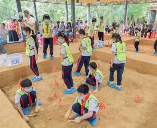 考古探方变劳动课堂，武汉黄陂小学生用探铲解锁长江文明密码
