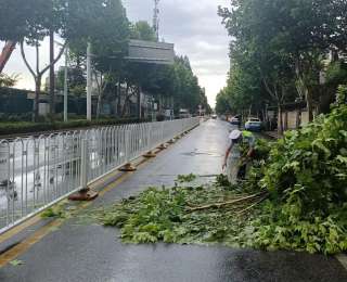 武汉硚口交警暴风雨中坚守护航
