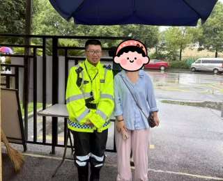 暴雨中交警暖心守护遗失手机20分钟，辗转联系最终物归原主